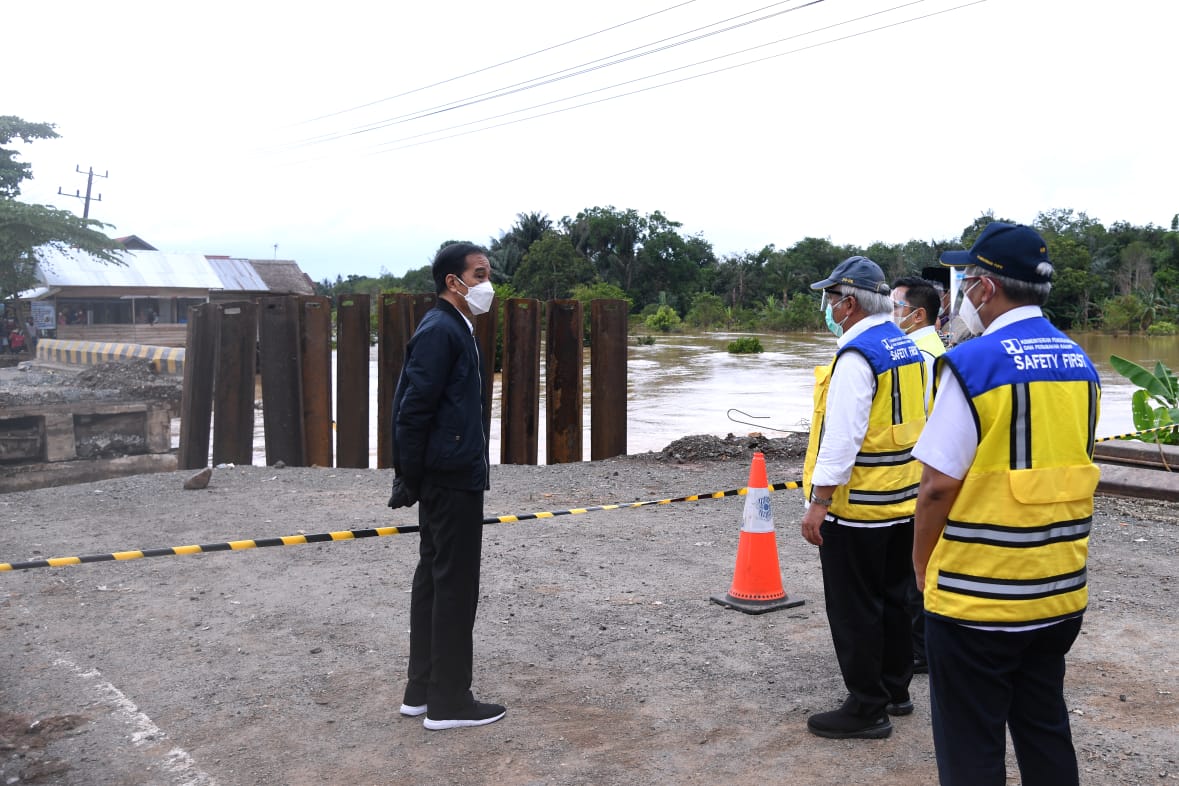 Tinjau Banjir di Kalsel, Jokowi Instruksikan Perbaikan Sarana Penghubung
