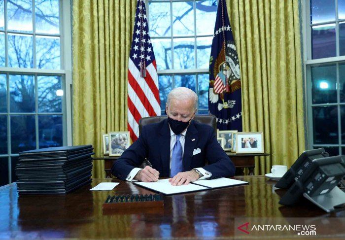 Resmi Jadi Presiden AS, Joe Biden Batalkan Kebijakan Kontroversial Trump