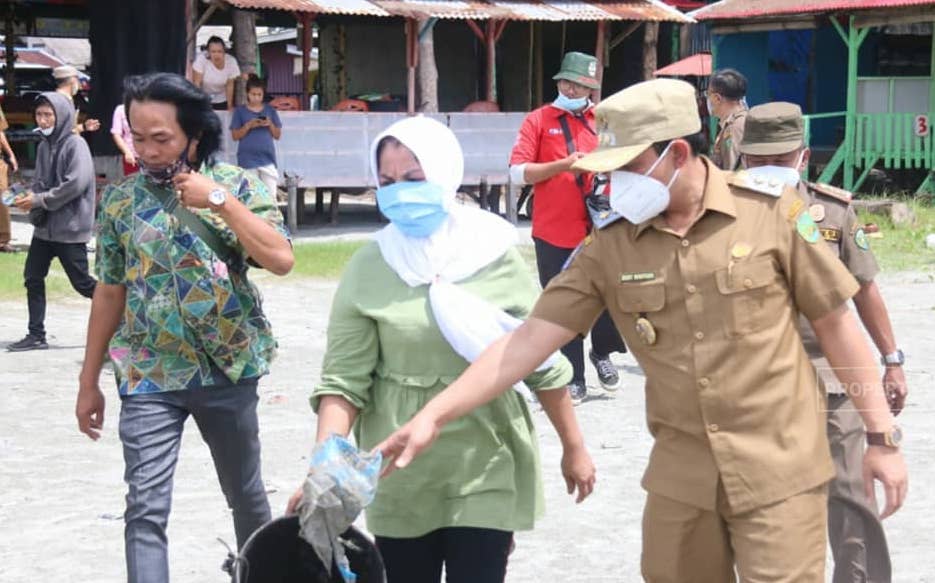 Viral Ibu Buang Sampah ke Laut di Bengkulu Dijatuhi Sanksi Sosial