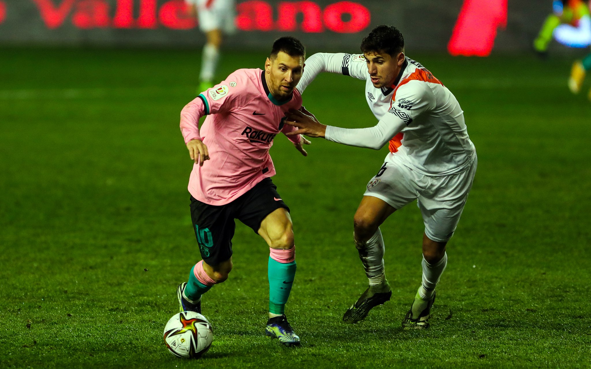 Tim Ini Dikalahkan Barcelona, Pemainnya Malah Foto Sama Messi