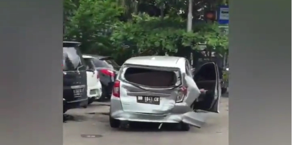 Pengendara Mobil Tabrak Kendaraan Lain hingga Ringsek di Cilandak