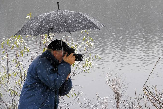 Tips Aman Melindungi Kamera saat Memotret di Musim Hujan