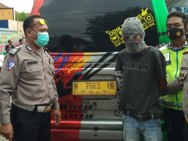 Tabrak Polisi, Sopir Minibus di Probolinggo Berhasil Diamankan
