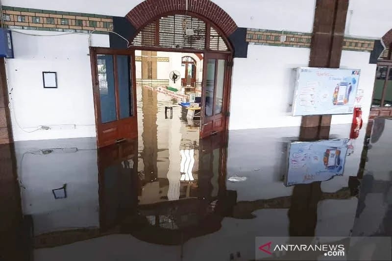 Banjir Rendam Stasiun Tawang Semarang, Perjalanan Kereta Dialihkan