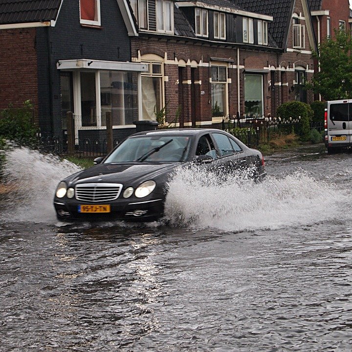 Lakukan Cara Ini Jika Knalpot Mobil Kemasukan Air saat Banjir