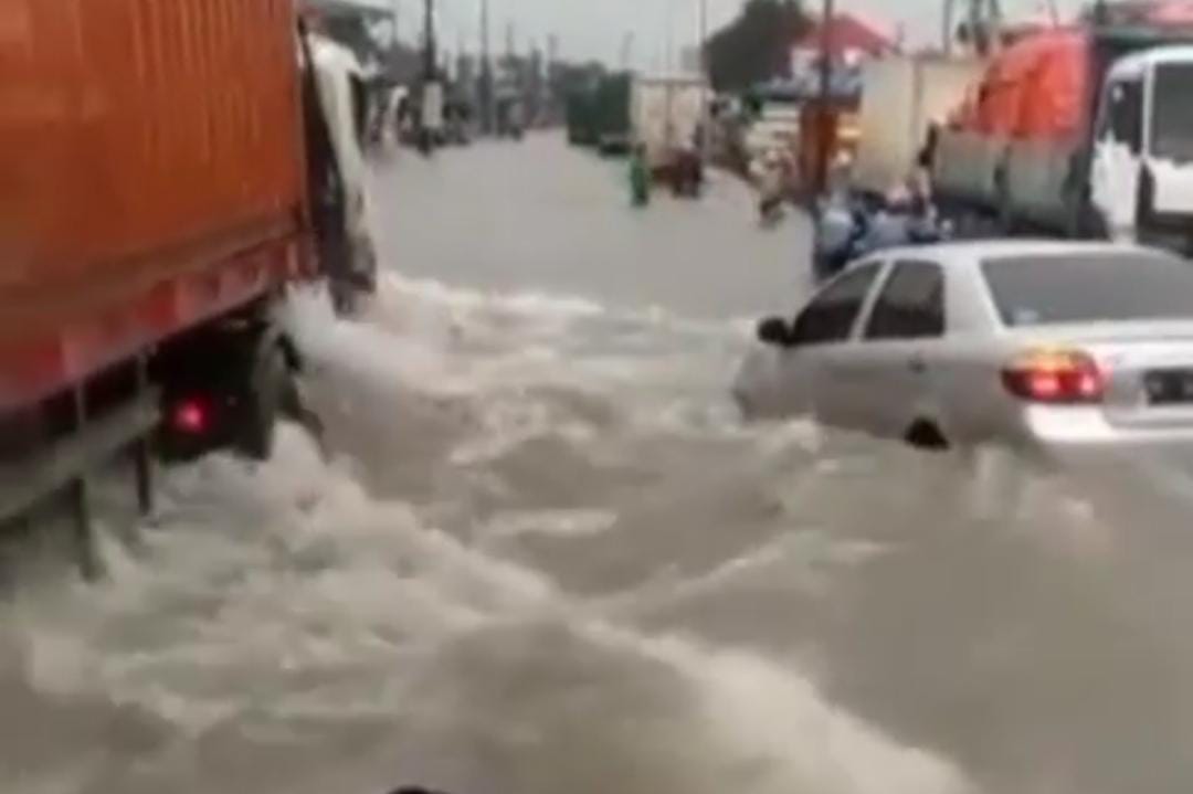 1612950100-mobil-sedan-banjir.jpeg