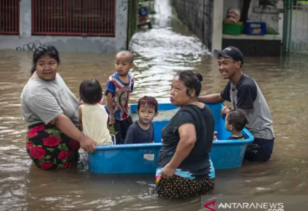 Banjir Landa Jakarta Sabtu Dini Hari, 1.380 Jiwa Mengungsi