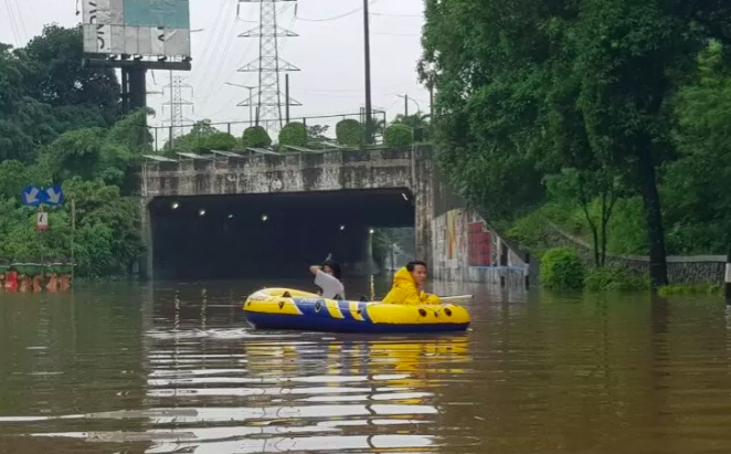 Tagar Banjir Trending Twitter, Anies Cek Pintu Air Manggarai