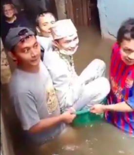 Beredar Video Pengantin Terjang Banjir, Diangkut Pakai Bak Mandi