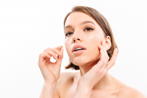 5 Kandungan dalam Makeup yang Nggak Ramah Buat Kulit Sensitif