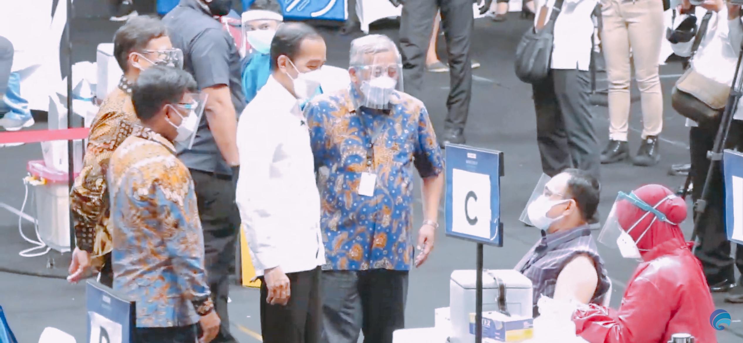 Presiden Jokowi Pantau Vaksinasi 5.512 Awak Media di Jakarta