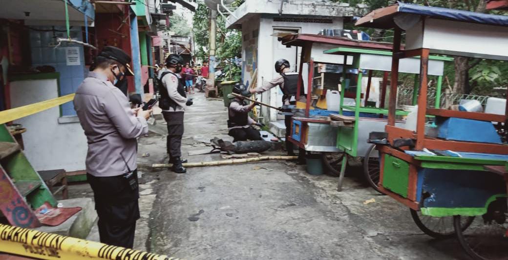 Mortir Seberat 50 Kg di Aliran Kali Cipinang Dibawa ke Polda Metro Jaya