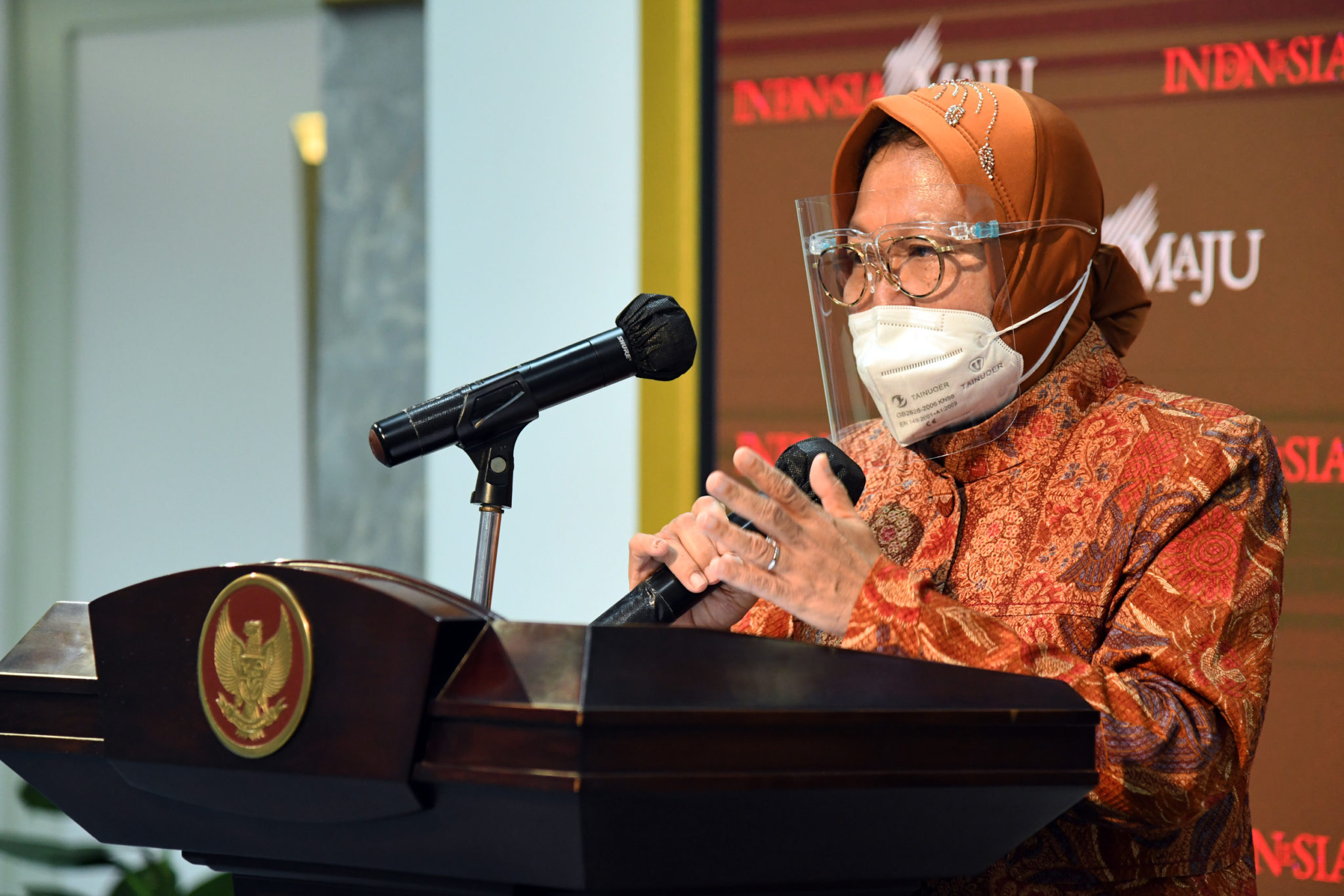 Menteri Risma Ribut dengan Aktivis di Lombok Timur