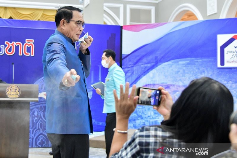 Hindari Pertanyaan Sulit, PM Thailand Semprot Wartawan dengan Hand Sanitizer