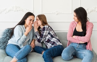 5 Alasan Cewek Demen Banget Ngegosip