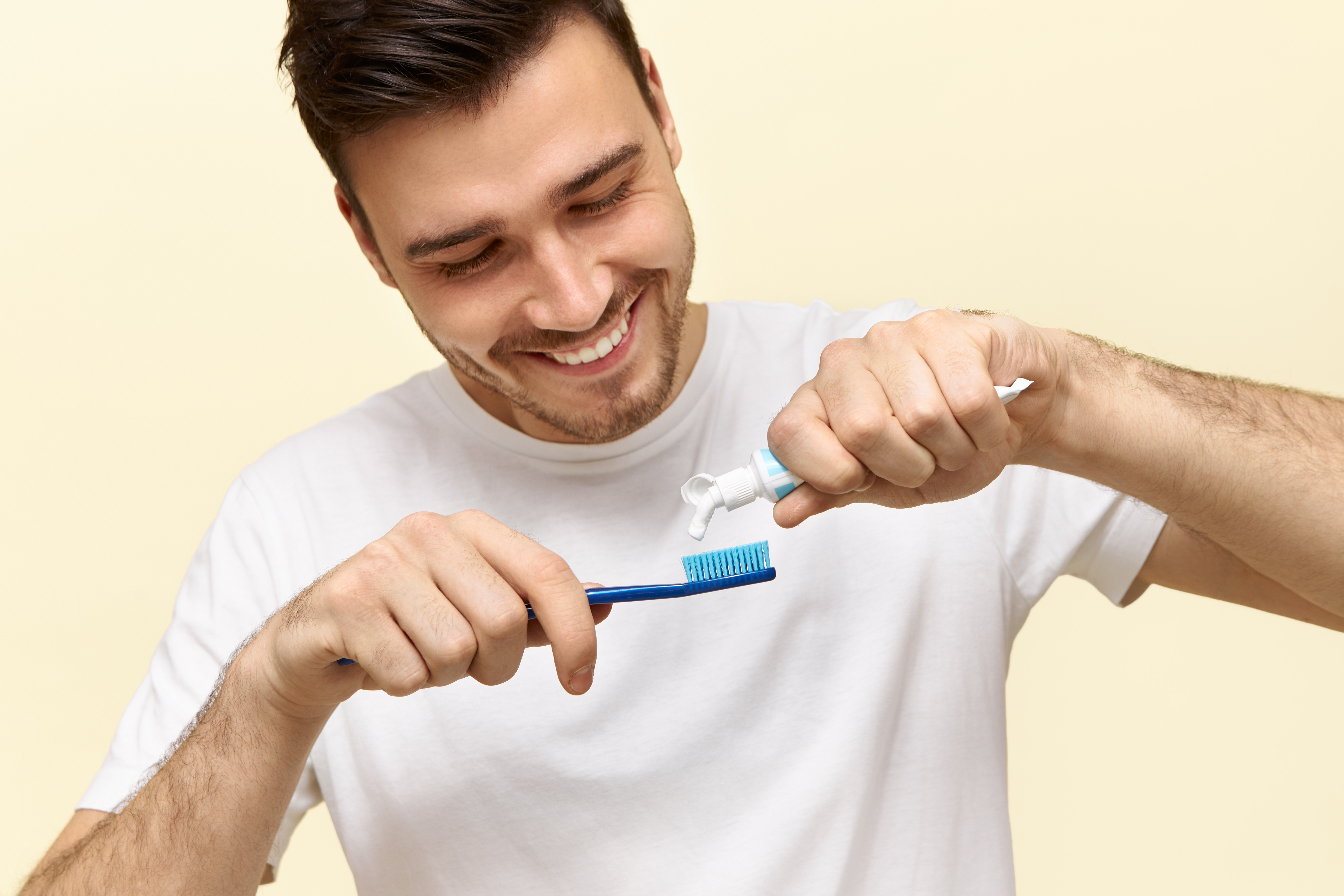 Очищение мужчины. Зубная щетка мужская. Чистим зубы!. Человек чистит зубы.