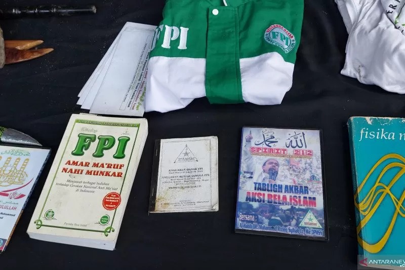 Densus 88 Temukan Atribut FPI saat Geledah Terduga Teroris di Condet