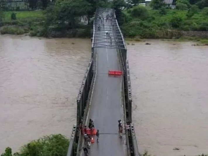 Banjir Bandang di NTT: Jembatan Lama Kambaniru Ambruk dan Benenai Terputus