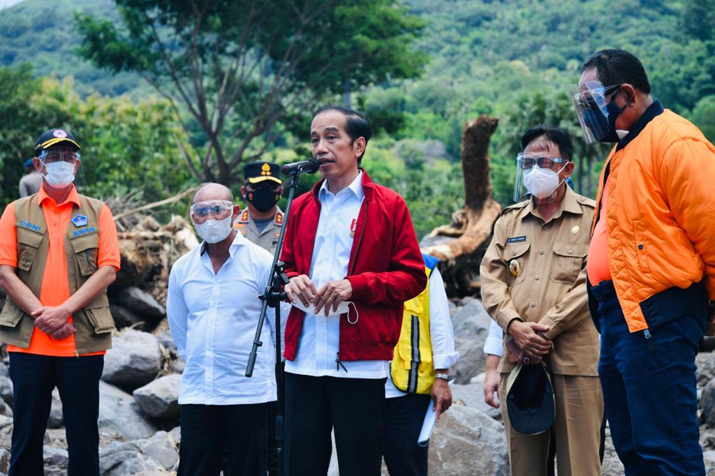Jokowi Tinjau Lokasi Bencana di Lembata, Terima Keluhan Harga BBM Mahal