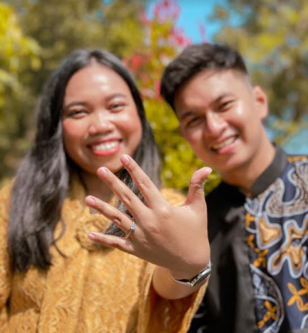 Selamat! Mumuk Gomez Dilamar Eno Retra