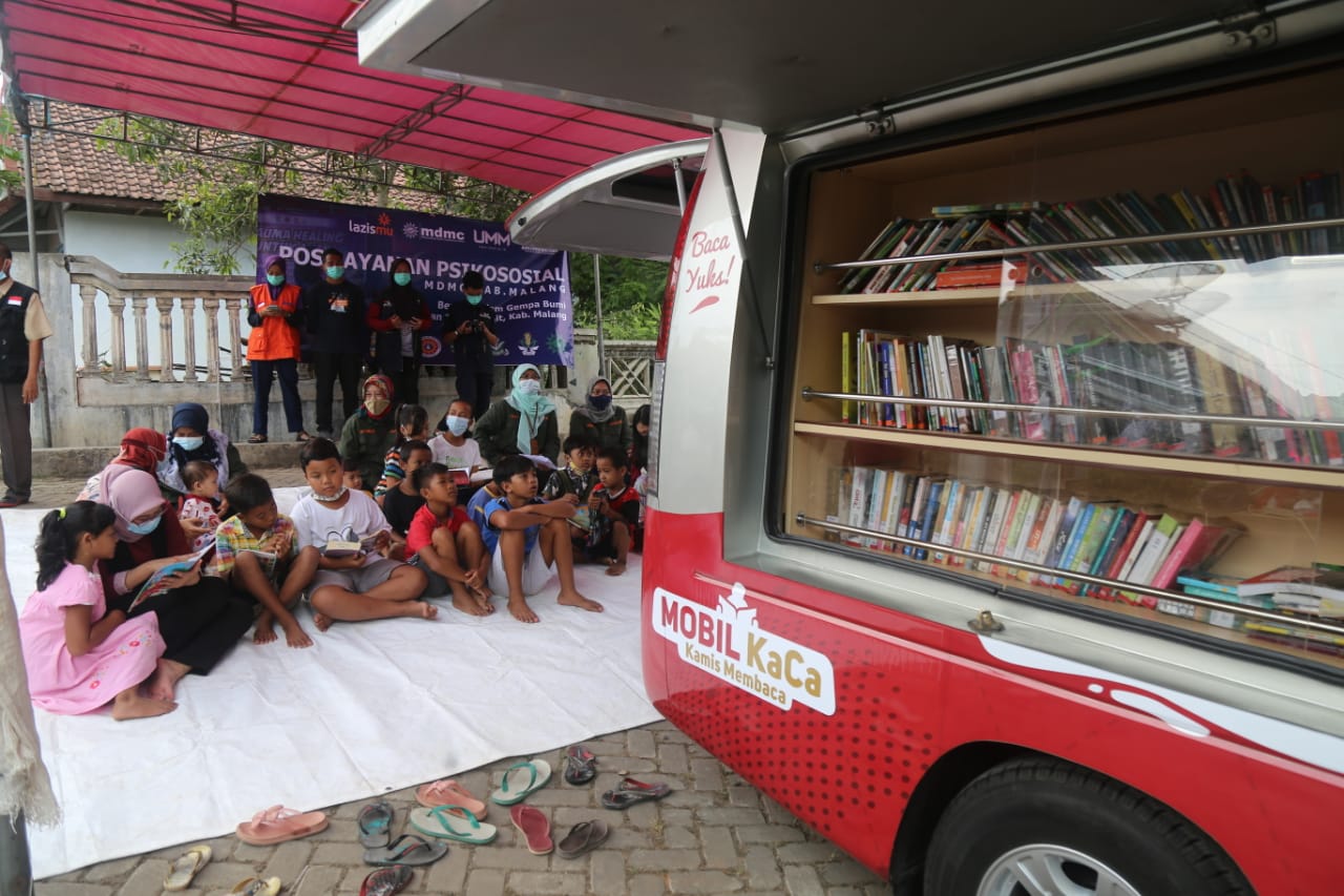 Mobil KaCa UMM Hibur Anak-anak Korban Gempa Malang 