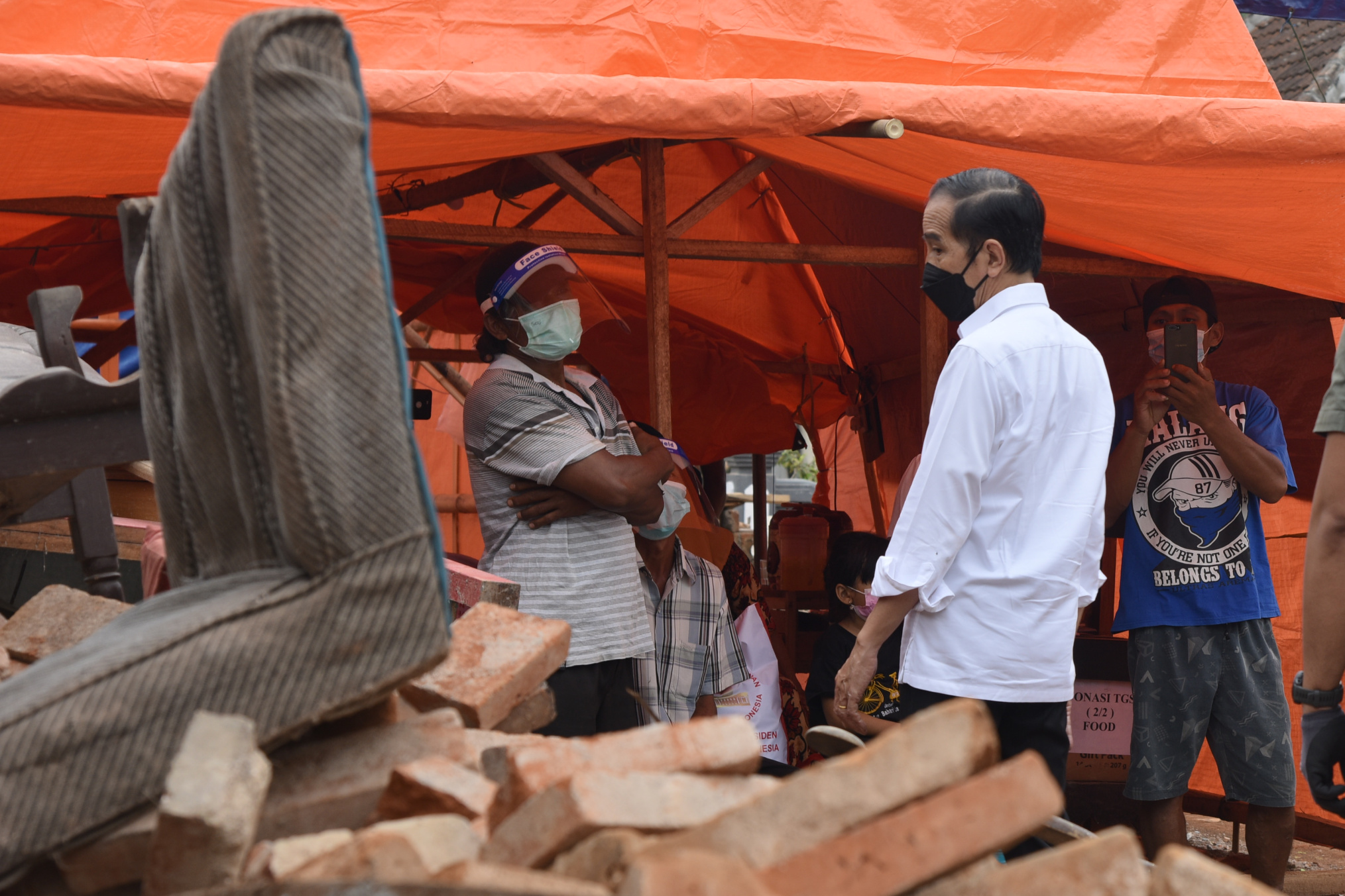 Tinjau Lokasi Gempa di Malang, Jokowi: Segera Rekontruksi Rumah Warga