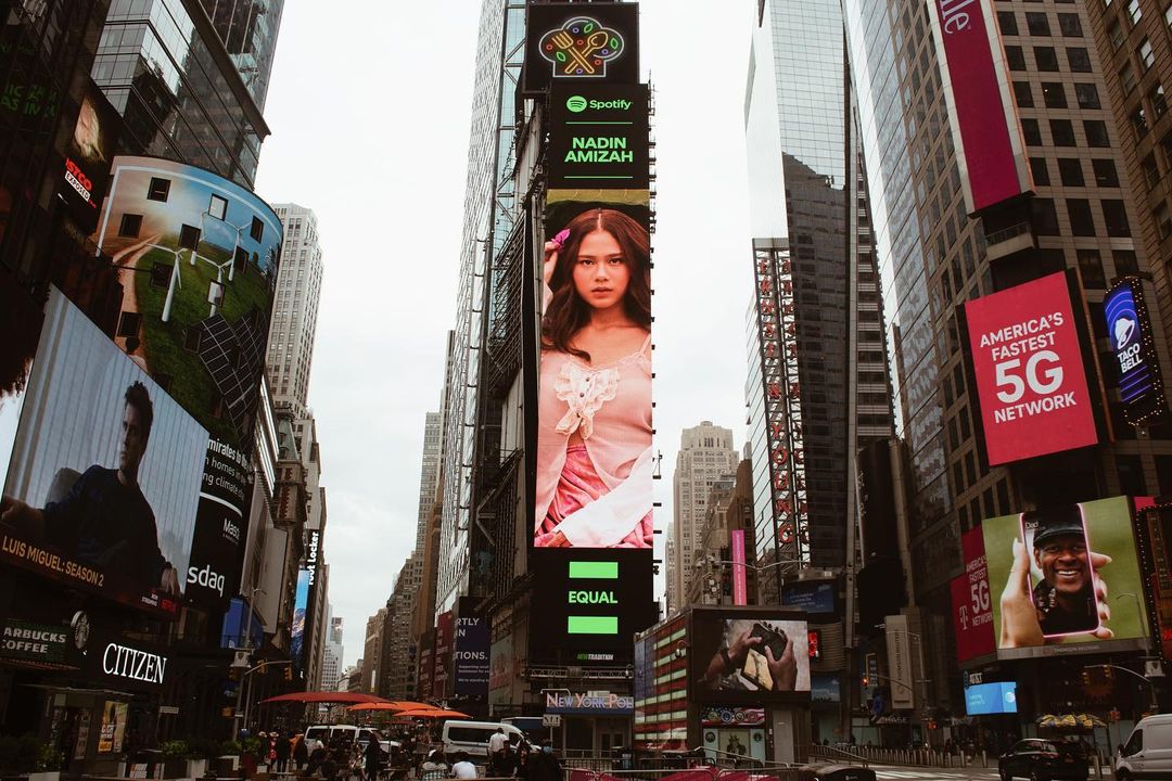 Bangga! Nadin Amizah Muncul di Billboard Times Square