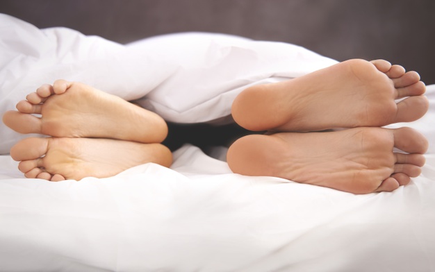 Suami Istri Tidur Terpisah Bakal Lebih Bahagia, Bener Nggak Sih?