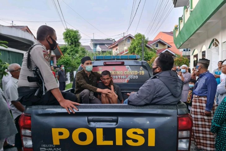 Viral Imam Masjid Dipukul saat Salat, Pelaku Diamankan Polisi