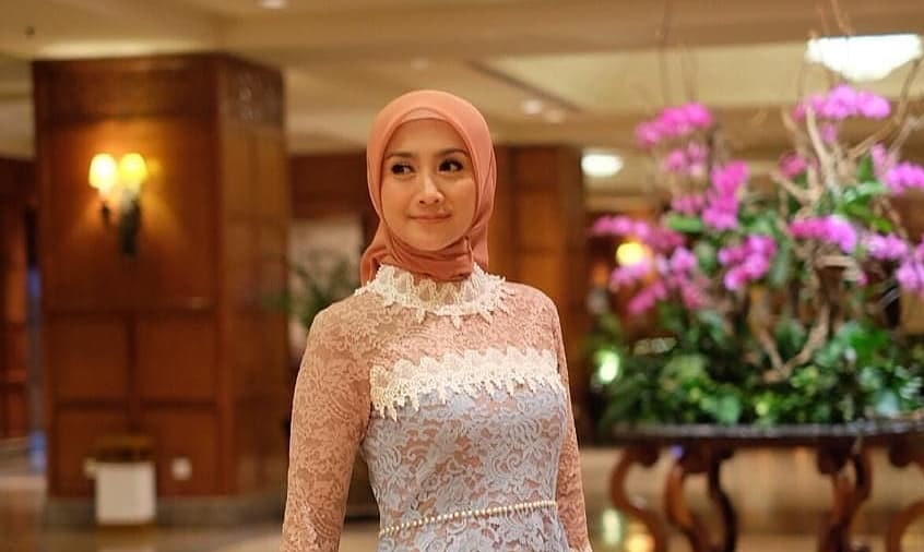 Profil Desy Ratnasari, Penyanyi 'Tenda Biru' yang Awet Muda | urbanasia.com