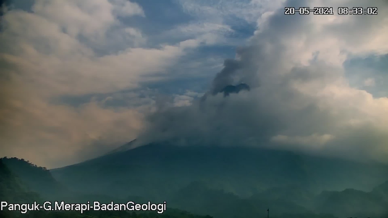 Gunung Merapi Luncurkan Awan Panas Sejauh 1,8 Km Pagi Ini