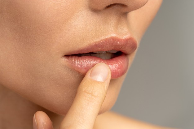 5 Tips Hindari Bibir Kering dan Pecah-pecah 