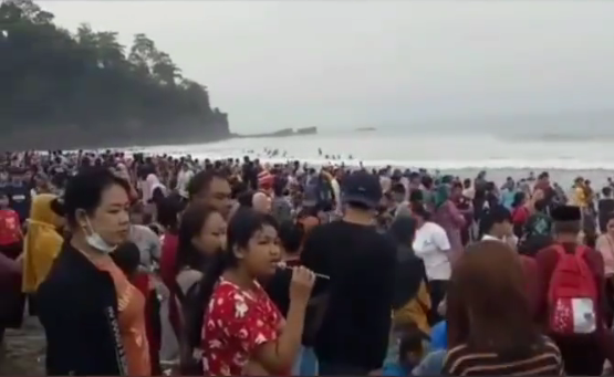 Ribuan Wisatawan Padati Pantai Karang Hawu Sukabumi, Petugas Bertindak 