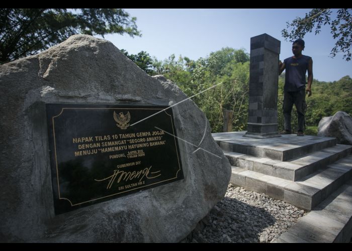 1622088593-monumen-peringatan-gempa-yogyakarta-o7q0kg-hl.jpg