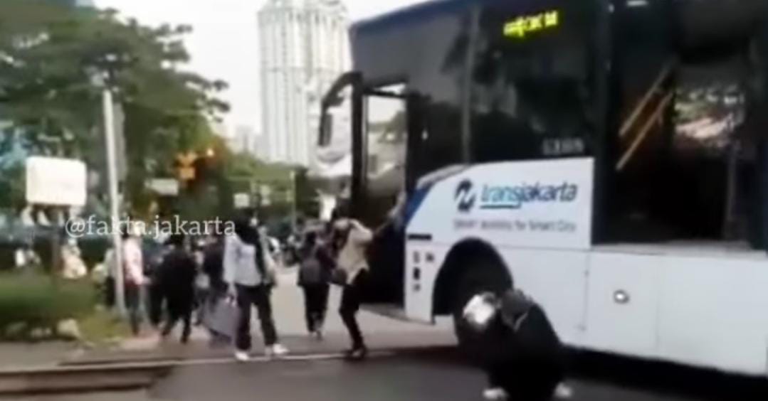 Viral Bus Terhenti di Rel Kereta, Ini Kata Pihak Transjakarta