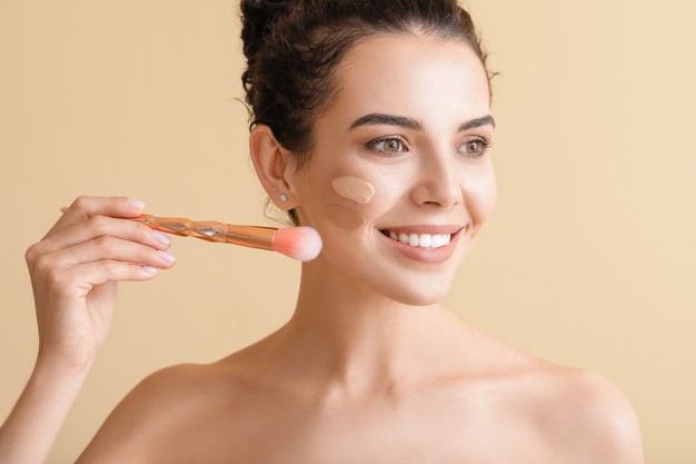 Coba 7 Trik Makeup Ini Biar Wajah Kamu Kelihatan Tirus! 