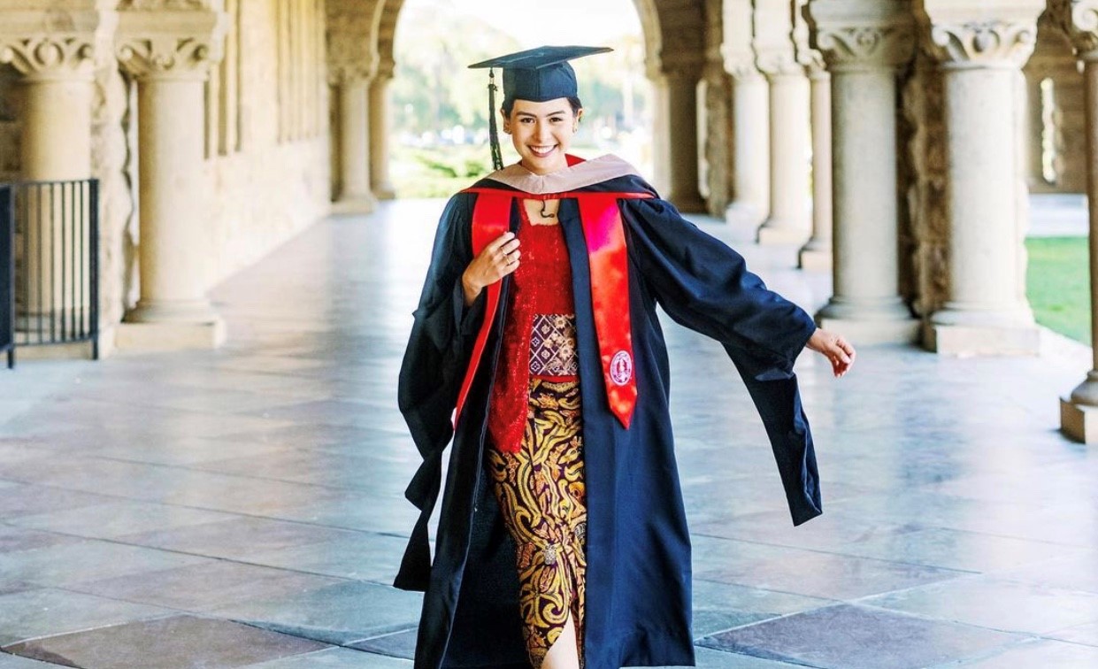 Selamat! Maudy Ayunda Lulus S2 dari Stanford University