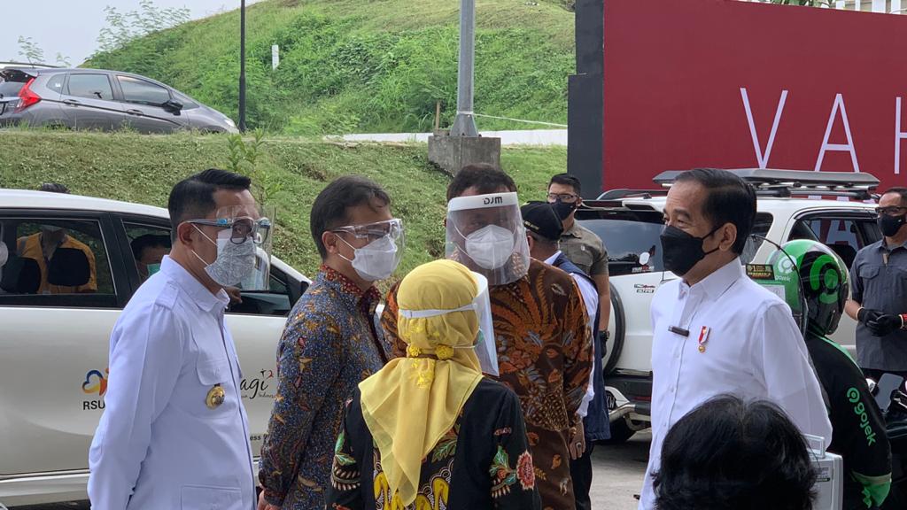 Presiden Joko Widodo Tinjau Sentra Vaksinasi Indonesia Bangkit