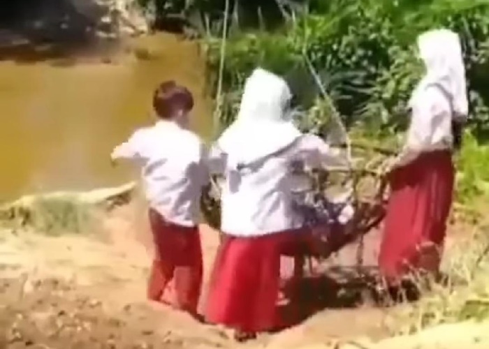 Viral Tiga Bocah SD Seberangi Sungai dengan Gelantungan di Keranjang 