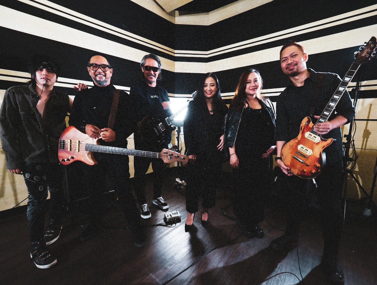Kolaborasi dengan Astrid, Cokelat Rilis ‘Studio Session’ Eksklusif