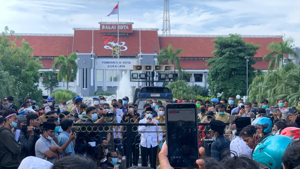 Temui Pendemo, Wali Kota Surabaya Ngaku Sedih Disebut Diskriminasi