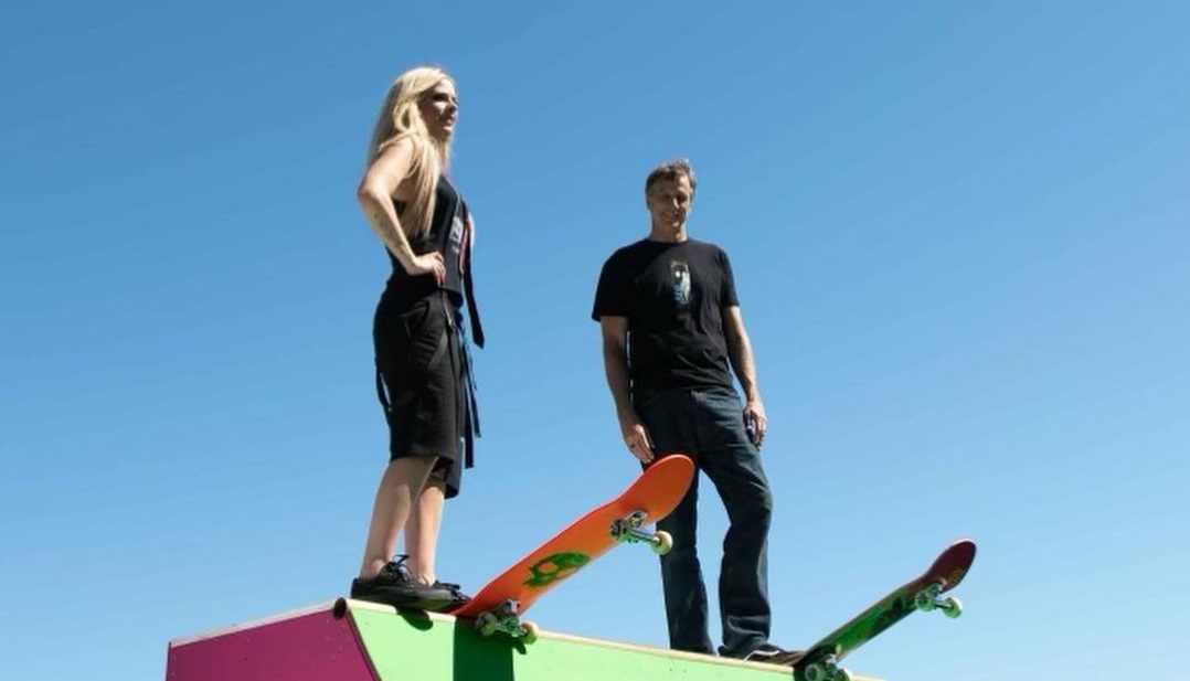 Debut di TikTok, Avril Lavigne Nostalgia Lagu 'Sk8er Boi' Bareng Tony Hawk