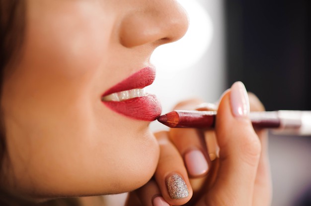 1624416414-cara-pakai-lip-liner---freepik-nagaets.jpg
