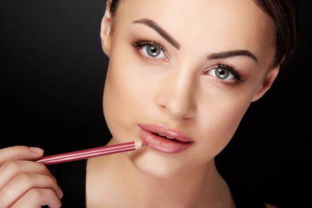 1624416420-cara-pakai-lip-liner---freepik.jpg