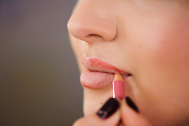 5 Cara Tepat Pakai Lip Liner agar Hasil Maksimal