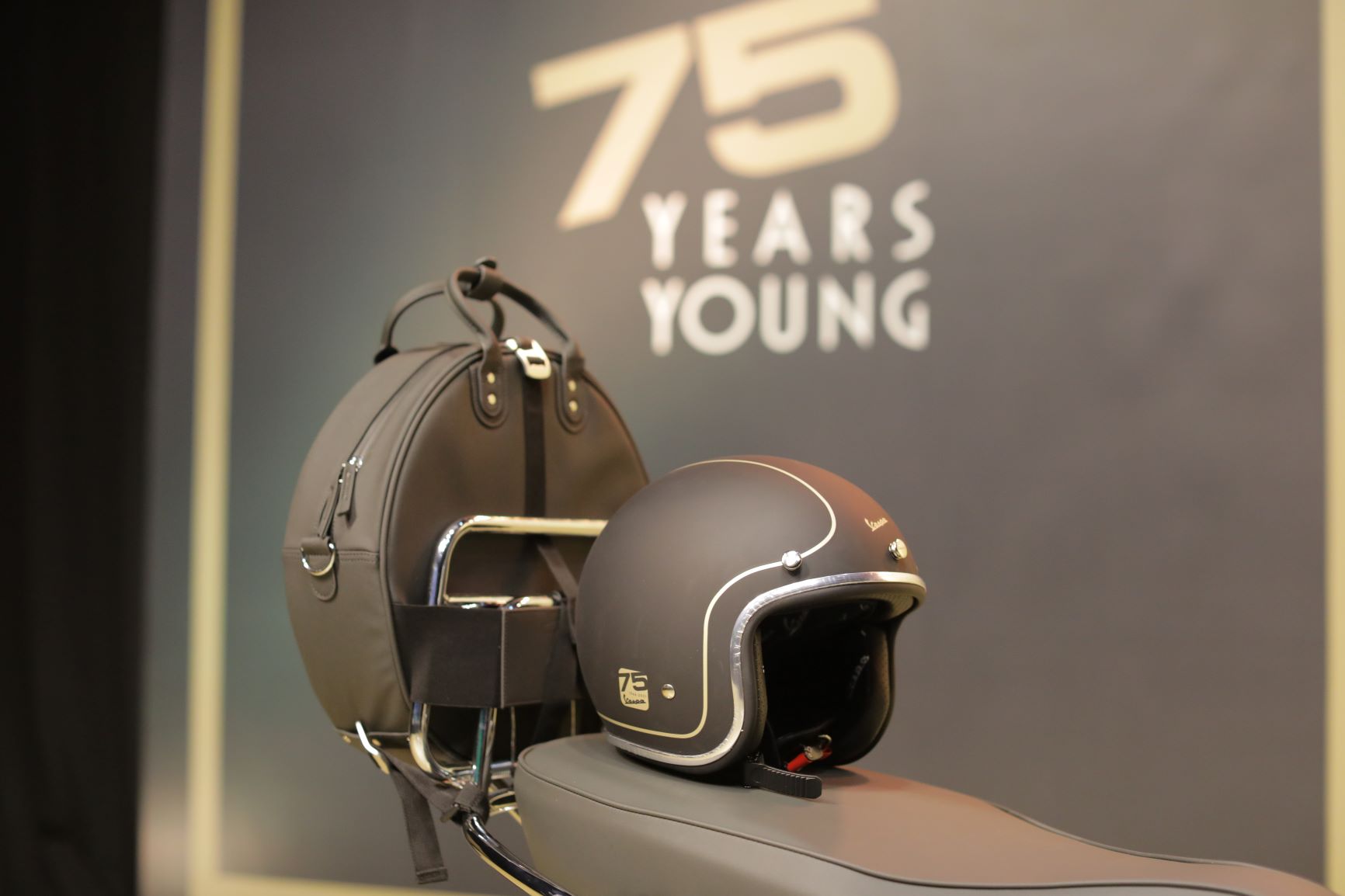1624875486-12.-Vespa-75th-Anniversary---Genuine-Helmet.JPG
