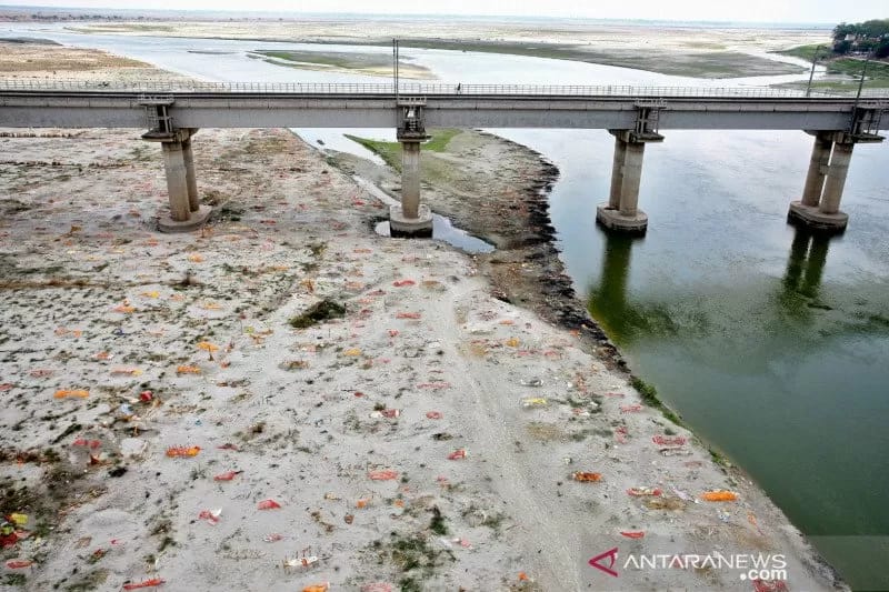 Ratusan Jenazah Korban Virus Corona Muncul di Permukaan Sungai Gangga