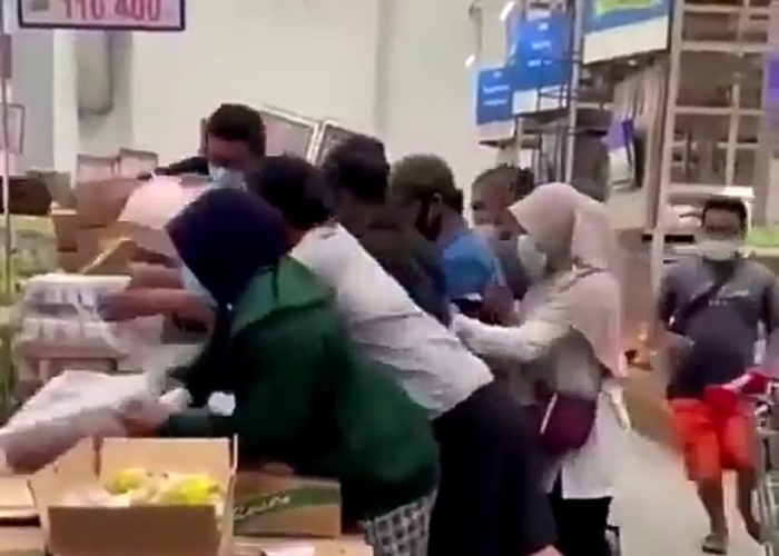 Viral! Video Pengunjung Supermarket Berebut Susu Beruang, Diduga Panic Buying 