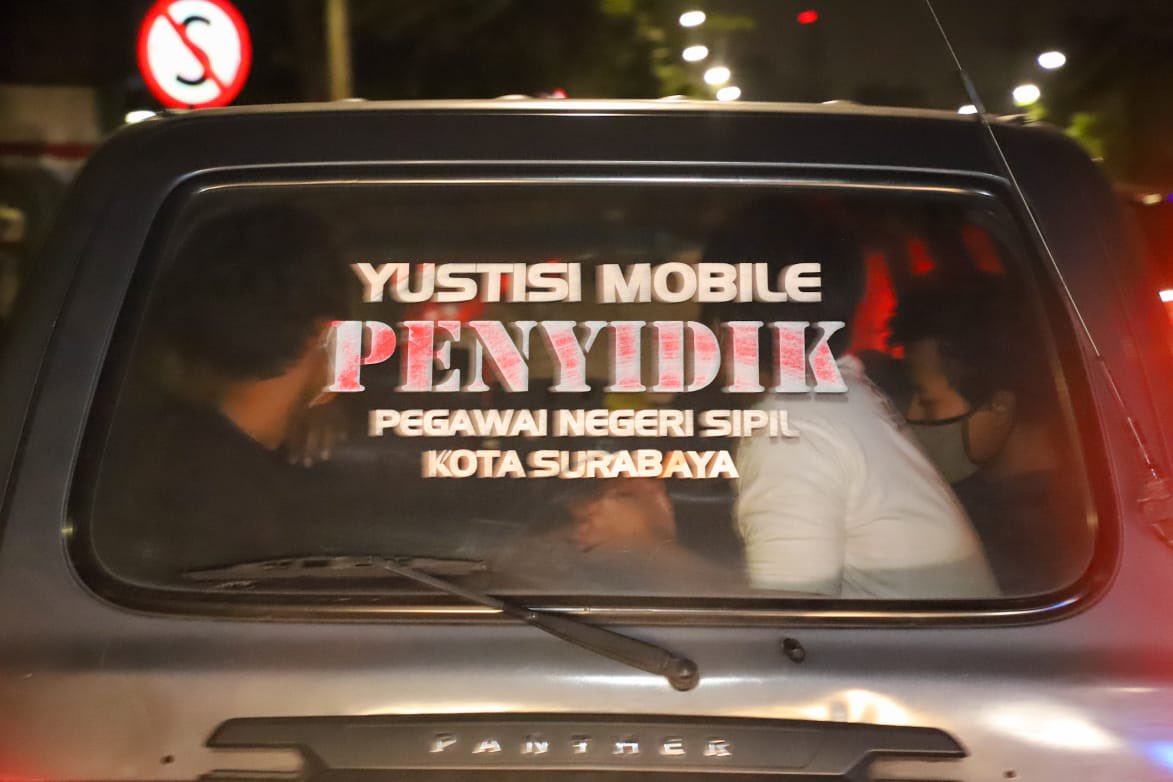 137 Pelanggar Prokes di Surabaya Diajak 'Tour of Duty' ke Makam COVID-19
