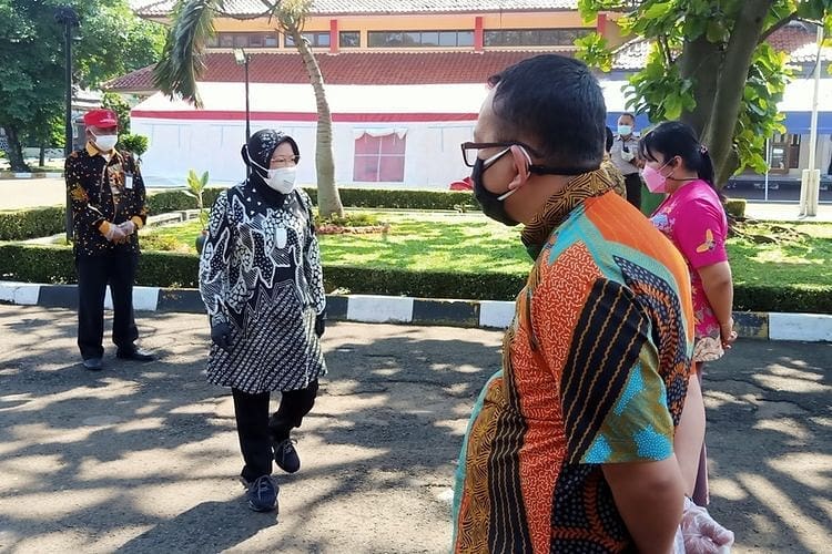 Mensos Risma Ngamuk saat Pantau Dapur Umum di Bandung